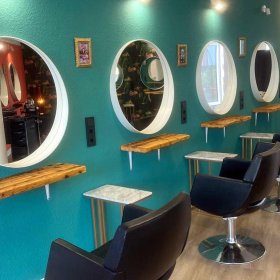 4 Spiegel mit und Stühle im Friseursalon mit Ablage / Regalbrett / Bohle aus Massivholz / Altholz / Gerüstbohlen Farbe honey